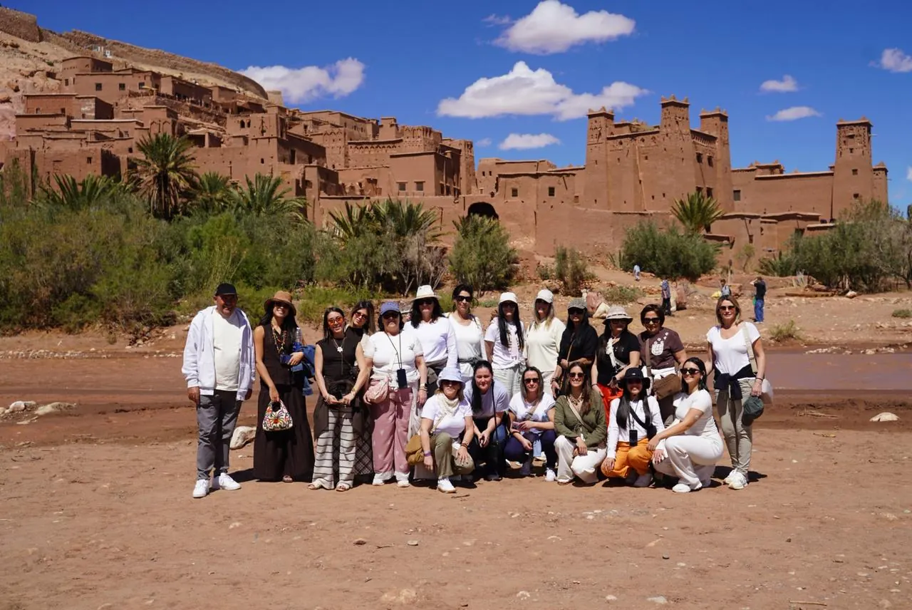 Viajeros junto a la ribera del río en Ait Ben Haddou