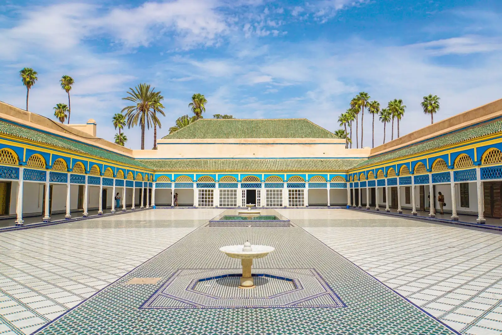 Fuente de zellige y arcadas del Palacio de la Bahía, Marrakech