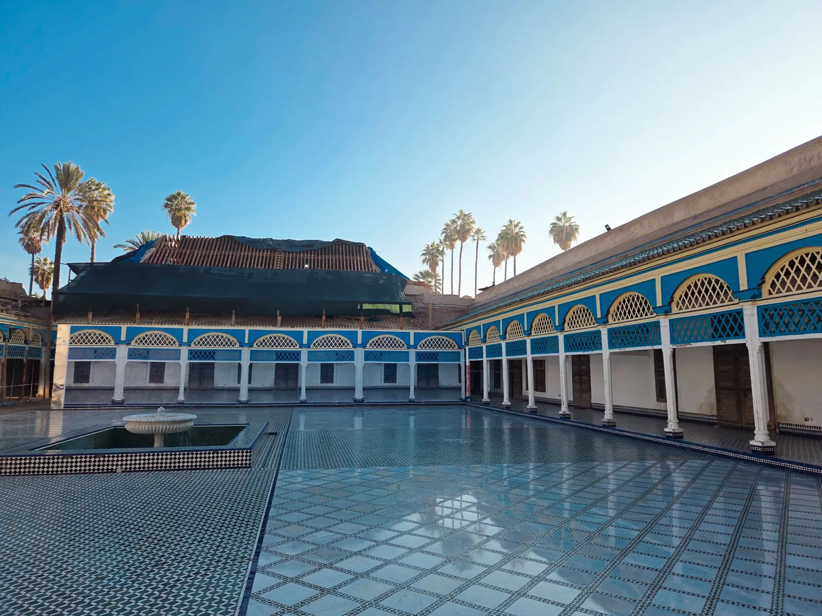 Arcadas azules alrededor del patio del Palacio de la Bahía en Marrakech