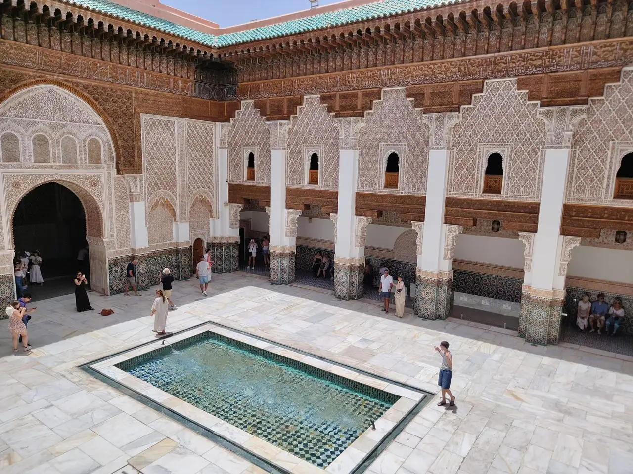 Estanque y arcadas decoradas de la madraza Ben Youssef en Marrakech