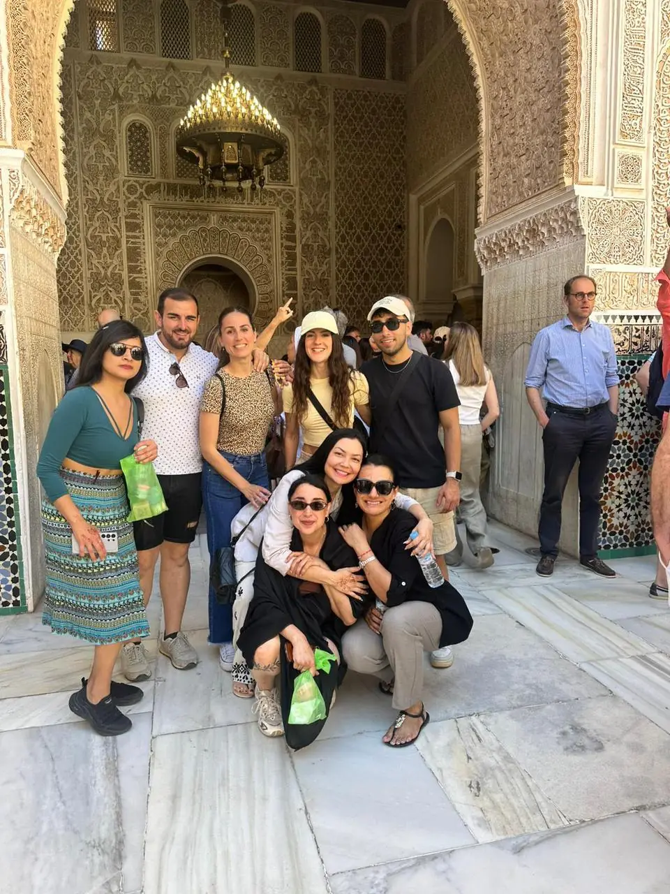 Viajeros visitando la madrasa Ben Youssef en Marrakech