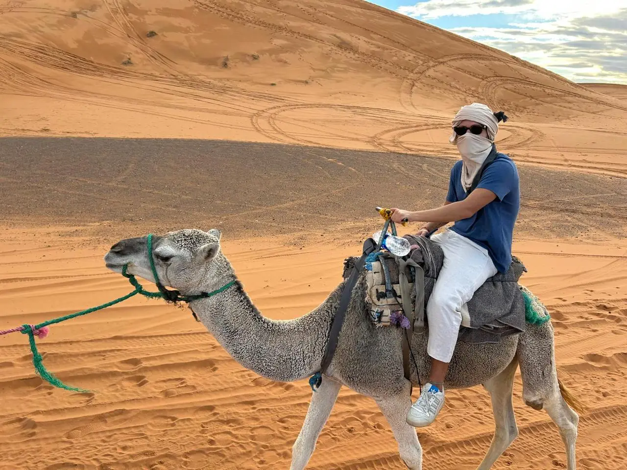 Viajero en un paseo en camello por las dunas de Merzouga