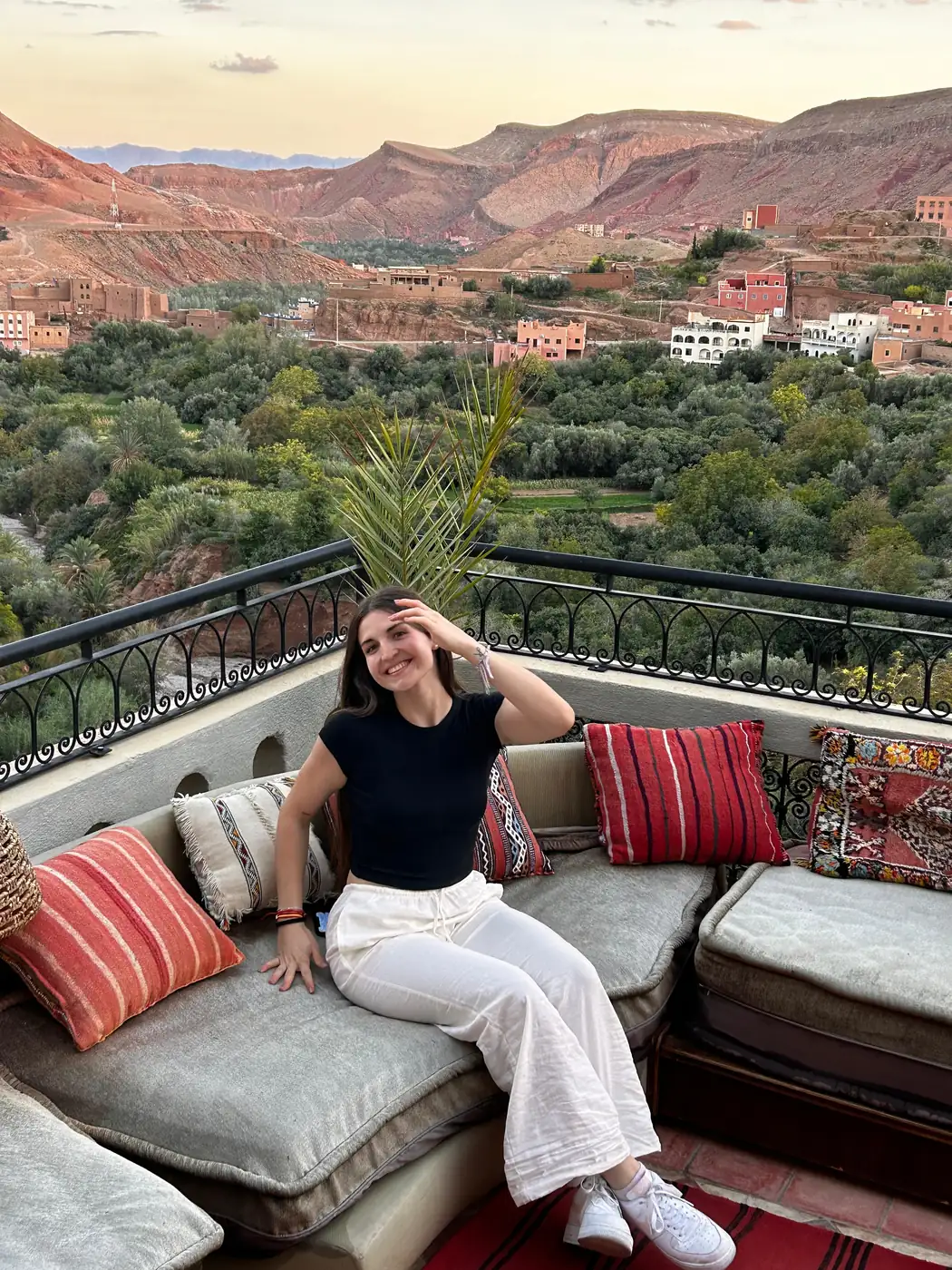 Paisaje del valle del Dades desde una terraza al atardecer