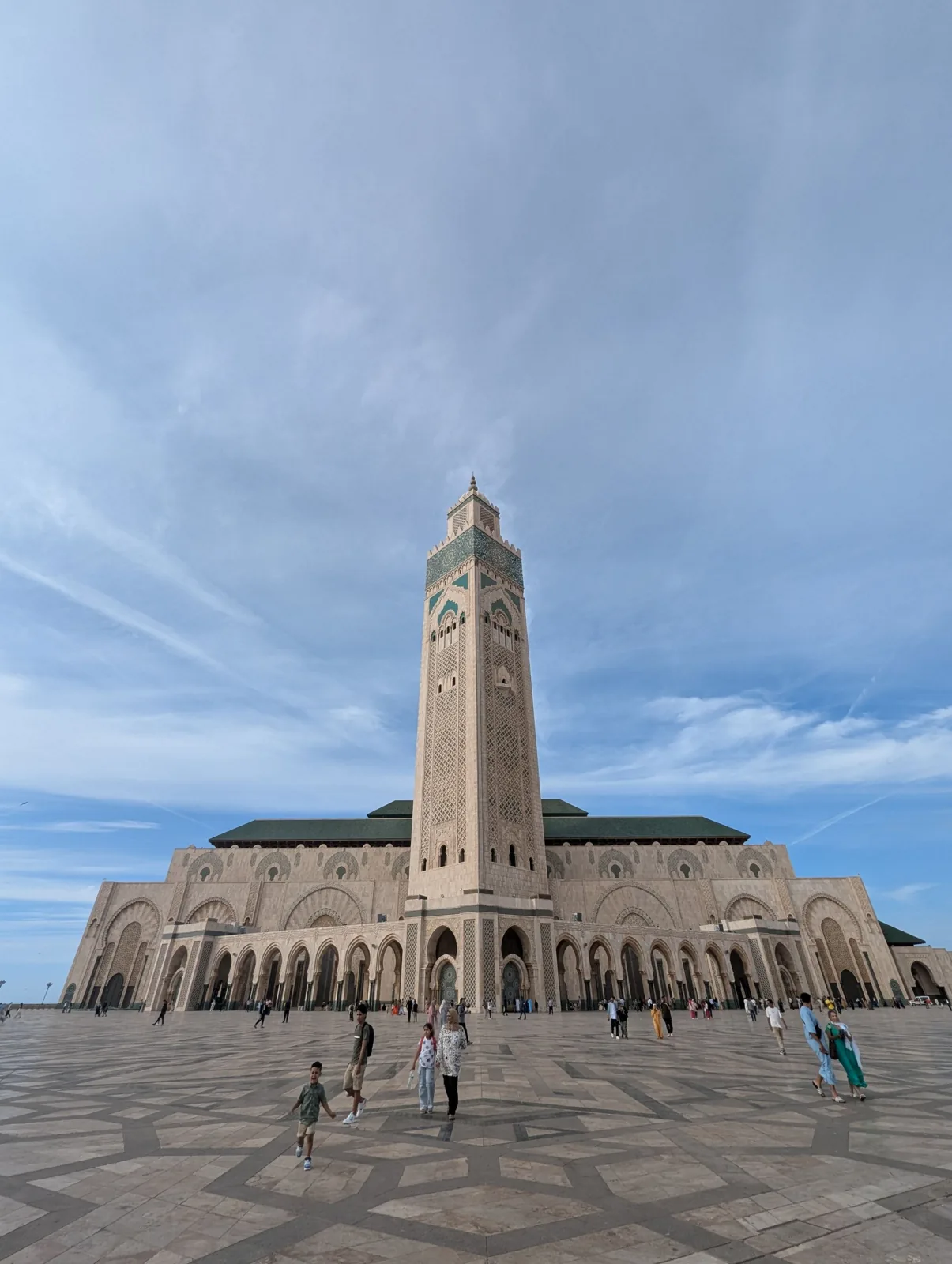 Minarete y explanada de la mezquita Hassan II en Casablanca