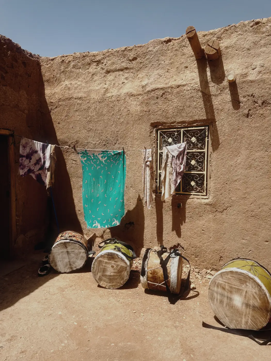 Tambores gnawa en un patio de Khamlia, cerca de Merzouga