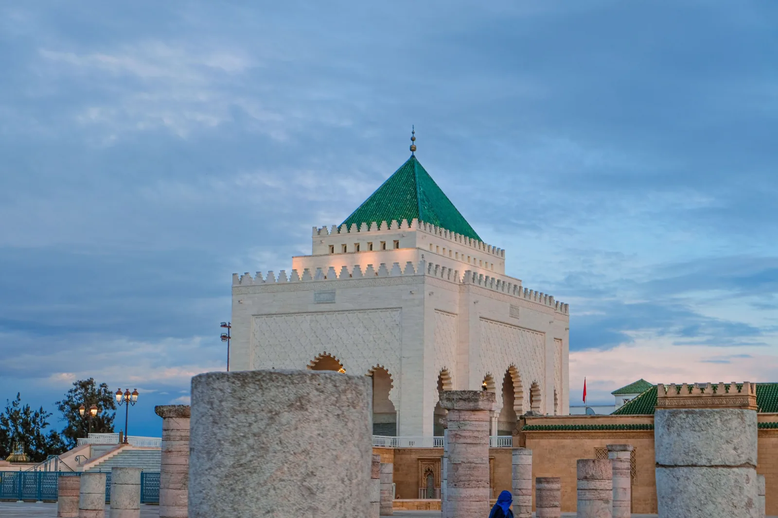 Mausoleo de Mohammed V y columnas del recinto de la Torre Hassan en Rabat