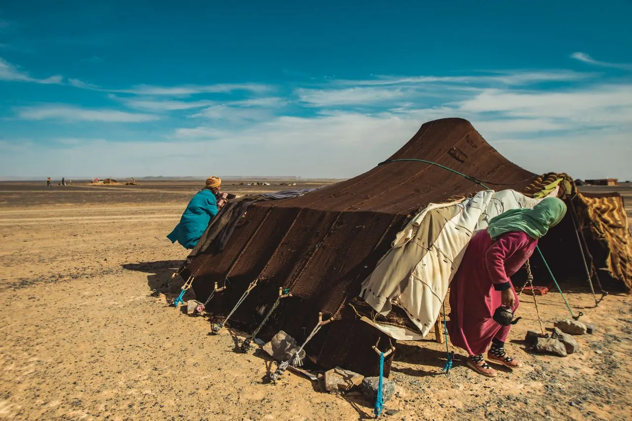 Tienda tradicional en la llanura de desierto pedregoso cerca de Merzouga