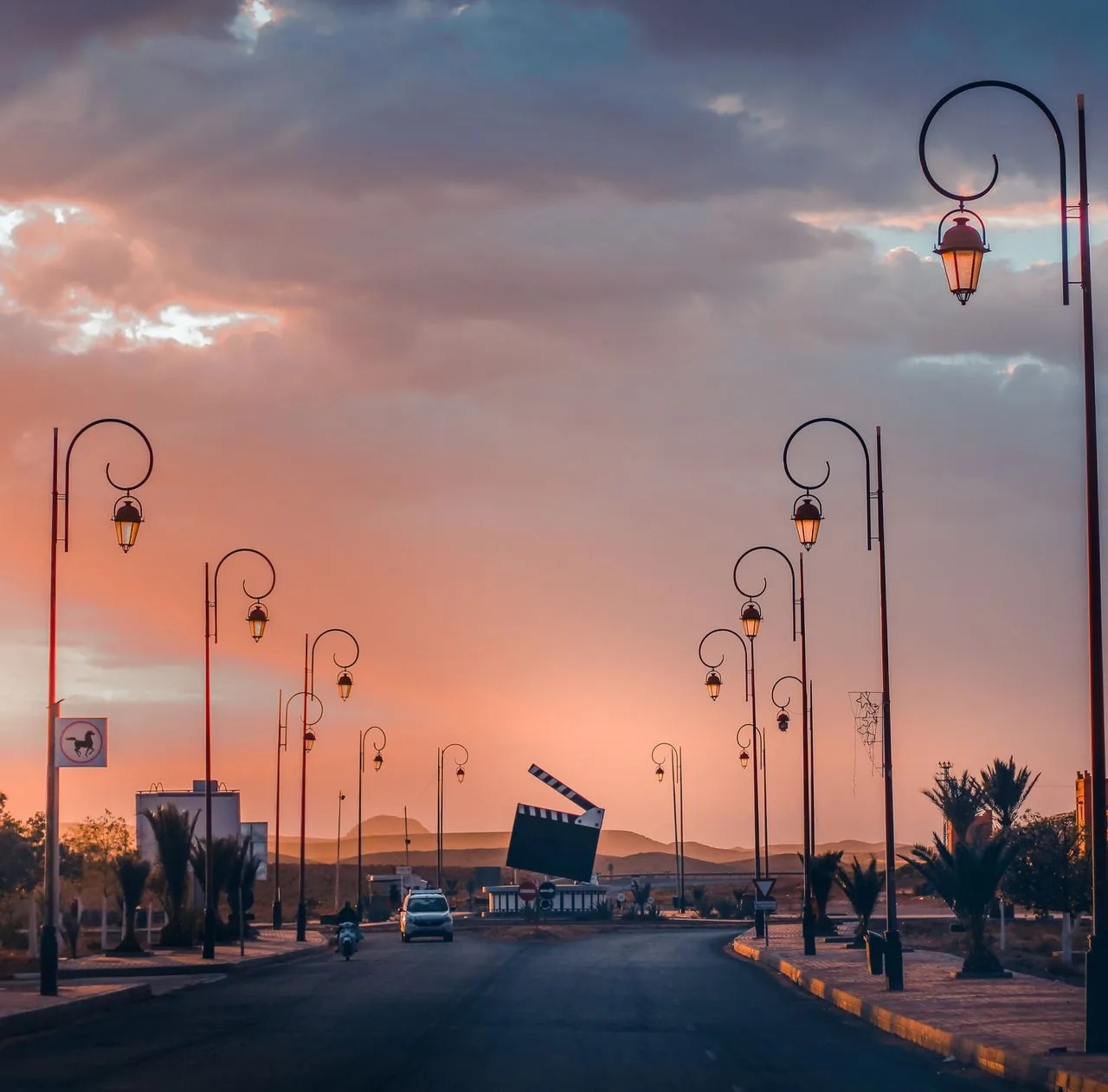 Puesta de sol sobre la rotonda de temática cinematográfica en Ouarzazate