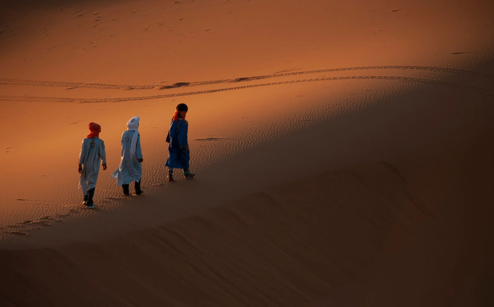 Guías bereberes caminando por las dunas de Erg Chebbi