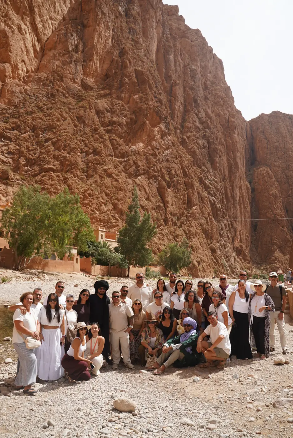 Viajeros de Complete Morocco bajo los acantilados de la garganta del Todra