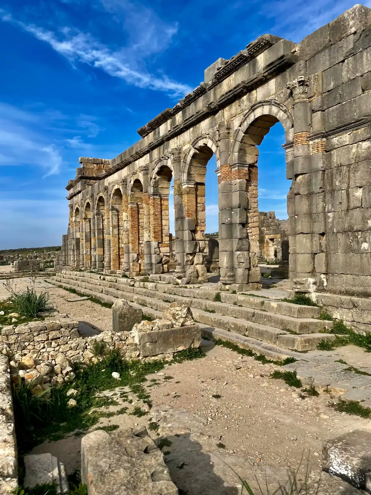 Arcos de piedra de la basílica romana de Volubilis